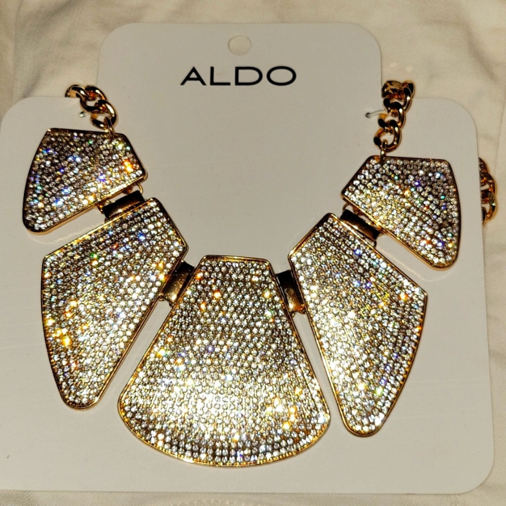 🔥SuperHawt Goldtone Necklace with a Lil Bling!